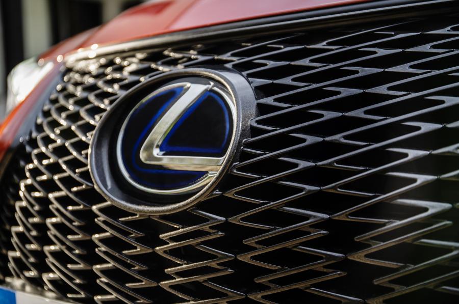 Логотип Lexus UX250h F-Sport 2019 года  (UK) (фото 28 из 40)